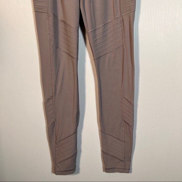ATHLETA Leggings. Gray. Inside key pocket, 2 hip pockets. Seamed details. XS - Picture 2 of 8